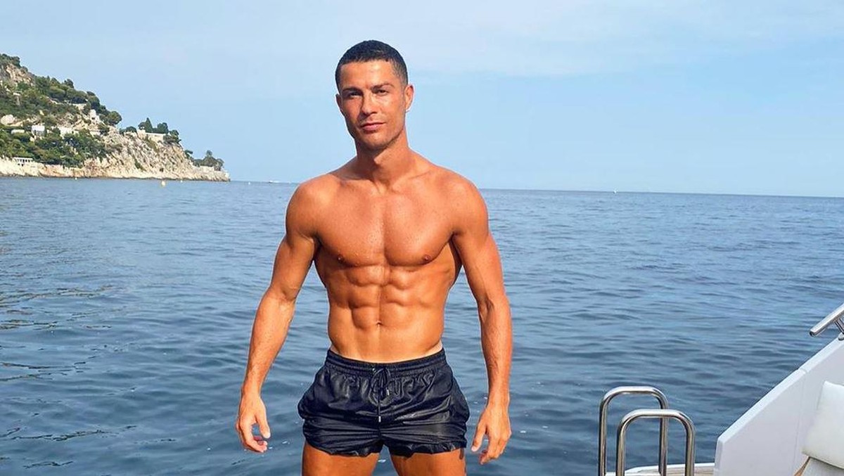 Bukan Diving di Lapangan, Cristiano Ronaldo Diving Beneran (Instagram)