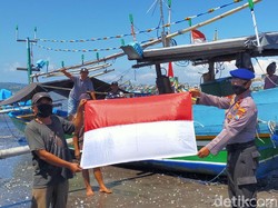 Polisi Banyuwangi Bagikan Bendera Merah Putih Gugah Nasionalisme Nelayan