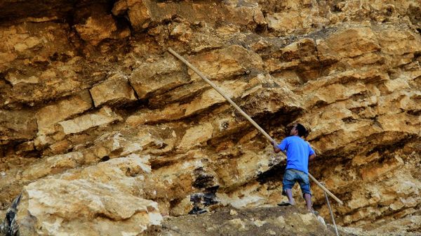 Potret Pemecah Batu Tradisional di Tengah Pandemi