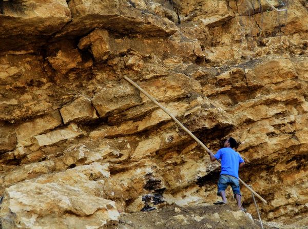 Potret Pemecah Batu Tradisional di Tengah Pandemi