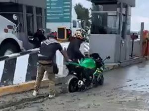 Biar Kapok! Pemotor Ngeyel Kejebak di Jalan yang Baru Dicor