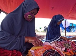 Pengungsi Banjir Luwu Utara Sulap Baju Tak Layak Pakai Jadi Keset-Pot Bunga