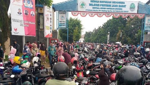 Penyerahan formulir bantuan ,modal UMKM di Bandung membludak Penyerahan formulir bantuan ,modal UMKM di Bandung membludak