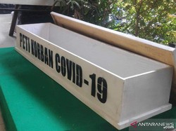 Gimik Pemprov DKI Tangani Corona: Peti Mati dan Patung Diberi Masker