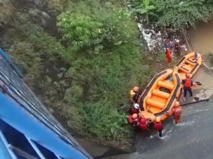 Detik-detik Santri di Sukabumi Terbawa Arus Sungai Terekam CCTV