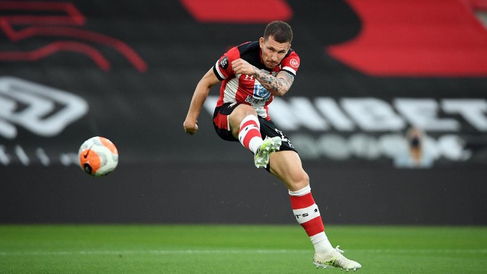 SOUTHAMPTON, ENGLAND - JULY 16: Pierre-Emile Hojbjerg of Southampton shoots during the Premier League match between Southampton FC and Brighton & Hove Albion at St Marys Stadium on July 16, 2020 in Southampton, England. Football Stadiums around Europe remain empty due to the Coronavirus Pandemic as Government social distancing laws prohibit fans inside venues resulting in all fixtures being played behind closed doors. (Photo by Mike Hewitt/Getty Images)