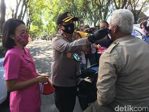 Emak-emak Bhayangkari dan Persit Sweeping Pelanggar Masker di Mojokerto