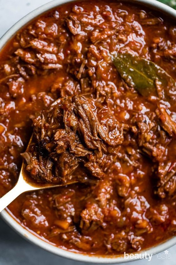 Ragu daging sapi/pinterest.com/sarasnixykitchen Daging suwir yang tampilannya mirip dengan rendang.