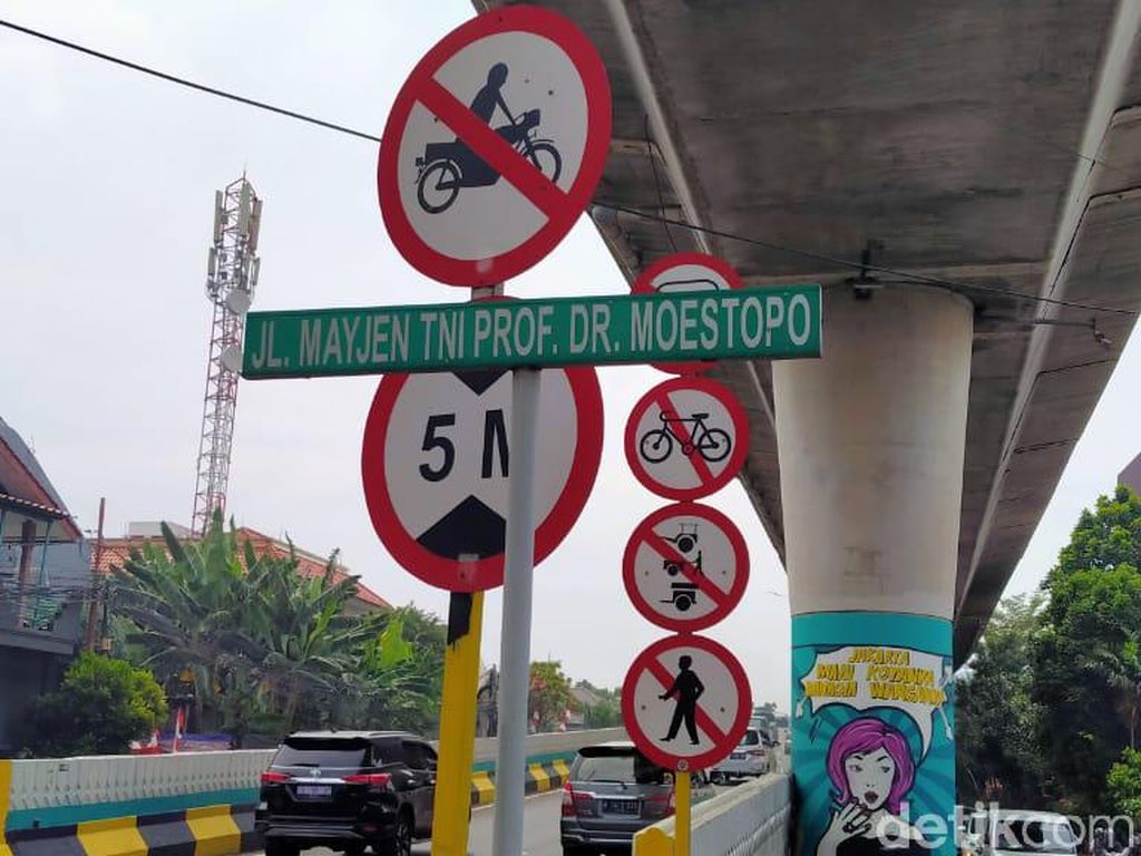 Tilang Membayangi Pesepeda yang Lintasi JLNT Antasari Tilang Membayangi Pesepeda yang Lintasi JLNT Antasari