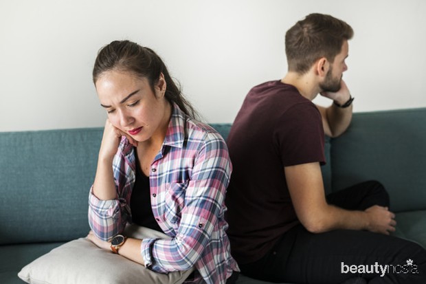 Kalau kamu berpikir mengagumi orang lain itu hal wajar dan bukan termasuk selingkuh, kamu salah. Walaupun kamu hanya mengaguminya diam-diam tanpa menjalin hubungan, ini juga termasuk selingkuh lho.