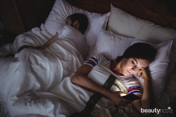 Di zaman yang sudah digital seperti sekarang ini, kita semakin mudah untuk menemukan teman dari belahan dunia manapun. Tapi ketika kamu sedang menjalani hubungan dengan seseorang dan masih menggunakan aplikasi kencan, ini bukanlah hal yang wajar.