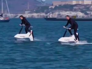 Bukan Bebek-bebekan, Ini Sepeda Air Listrik Pertama di Dunia