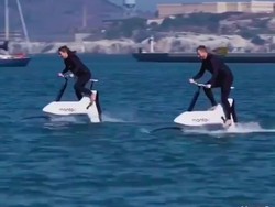 Bukan Bebek-bebekan, Ini Sepeda Air Listrik Pertama di Dunia