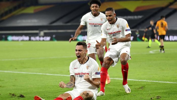 DUISBURG, GERMANY - AUGUST 11: Lucas Ocampos of Sevilla celebrates after scoring his sides first goal during the UEFA Europa League Quarter Final between Wolves and Sevilla at MSV Arena on August 11, 2020 in Duisburg, Germany. (Photo by Friedemann Vogel/Pool via Getty Images)