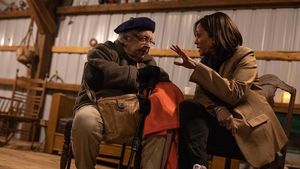 Foto: Diplomasi Sneakers Ala Kamala Harris, Sang Calon Wapres AS
