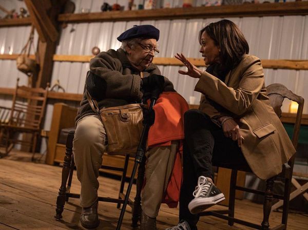 Foto: Diplomasi Sneakers Ala Kamala Harris, Sang Calon Wapres AS