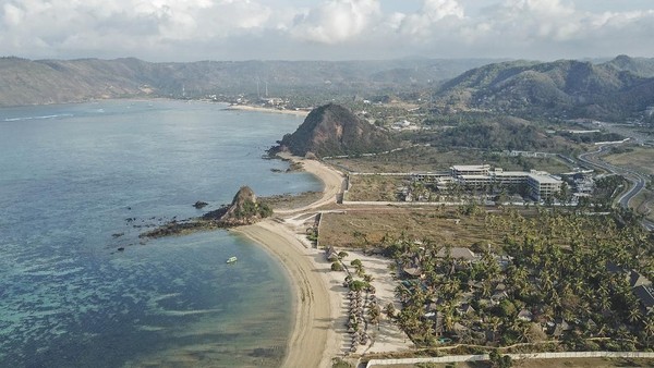 Pantai Kuta Lombok sekarang. Pantai Kuta masuk dalam wilayah Desa Kuta, Kecamatan Pujut, Kabupaten Lombok Tengah. Pantai ini memiliki garis pantai sepanjang 7,2 Kilometer di mana di barat pantai, terdapat sebuah bukit yang dinamai Bukit Mandalika. Foto: ANTARA FOTO/AHMAD SUBAIDI Pantai Kuta Lombok sekarang. Pantai Kuta masuk dalam wilayah Desa Kuta, Kecamatan Pujut, Kabupaten Lombok Tengah. Pantai ini memiliki garis pantai sepanjang 7,2 Kilometer di mana di barat pantai, terdapat sebuah bukit yang dinamai Bukit Mandalika. Foto: ANTARA FOTO/AHMAD SUBAIDI