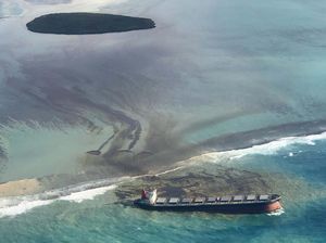 Parah! 1.200 Ton Minyak Tumpah di Laut Mauritius Parah! 1.200 Ton Minyak Tumpah di Laut Mauritius