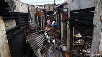 Warga Mengais Sisa-sisa Kebakaran di Duri Utara Tambora