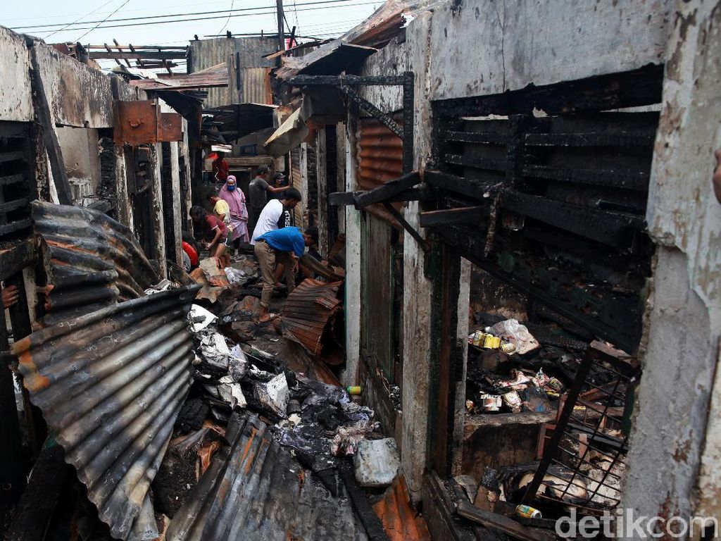 Warga Mengais Sisa-sisa Kebakaran di Duri Utara Tambora Warga Mengais Sisa-sisa Kebakaran di Duri Utara Tambora