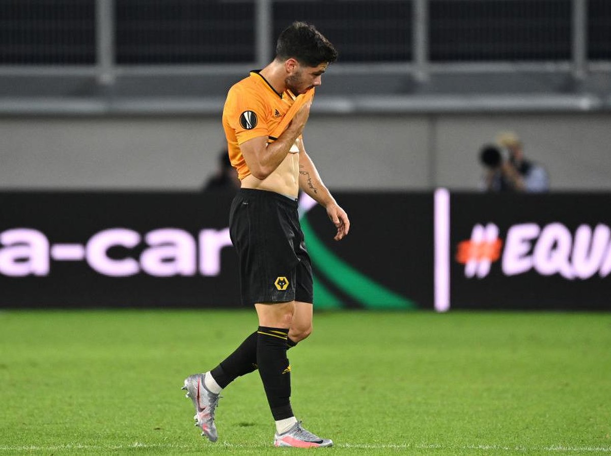 Pemain Wolverhampton Wanderers, Pedro Neto, usai dikalahkan Sevilla di perempatfinal Liga Europa. (Foto: Ina Fassbender/Pool via Getty Images)