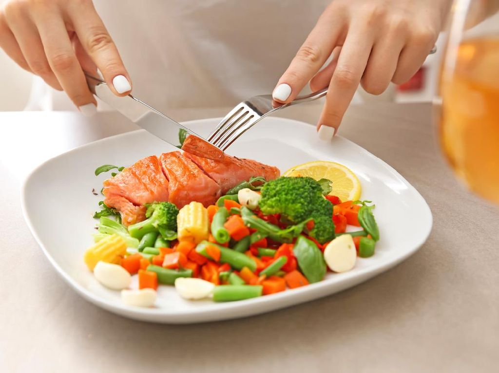 5 Pola Makan Sehat untuk Kendalikan Kolesterol di Usia 50 Tahun ke Atas