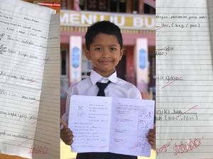 Tak Punya Printer, Siswa Kelas 1 SD Gambar & Tulis Materi Sekolahnya Sendiri