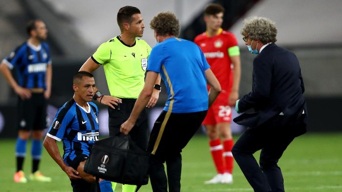 DUESSELDORF, GERMANY - AUGUST 10: Alexis Sanchez of Inter Milan receives medical attention during the UEFA Europa League Quarter Final between FC Internazionale and Bayer 04 Leverkusen at Merkur Spiel-Arena on August 10, 2020 in Duesseldorf, Germany. (Photo by Dean Mouhtaropoulos/Getty Images)