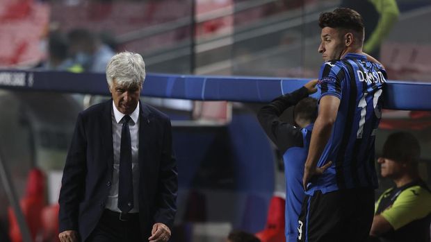 Atalanta's head coach Gian Piero Gasperini, left, reacts during the Champions League quarter-final soccer match between Atalanta and Paris Saint-Germain, at the Luz stadium in Lisbon, Portugal, Wednesday, Aug. 12, 2020. PSG won 2-1. (Rafael Marchante/Pool via AP)