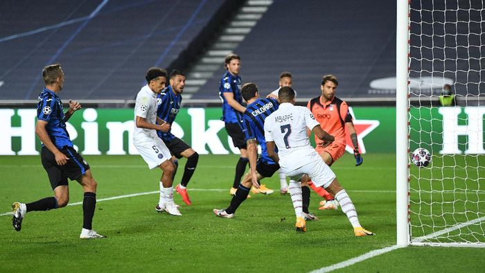 Atalanta vs PSG LISBON, PORTUGAL - AUGUST 12: Marquinhos of Paris Saint-Germain scores his teams first goal during the UEFA Champions League Quarter Final match between Atalanta and Paris Saint-Germain at Estadio do Sport Lisboa e Benfica on August 12, 2020 in Lisbon, Portugal. (Photo by David Ramos/Getty Images)