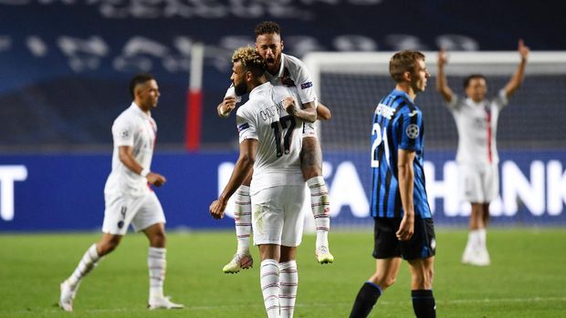 LISBON, PORTUGAL - AUGUST 12: Eric Maxim Choupo-Moting of Paris Saint-Germain celebrates victory with Neymar during the UEFA Champions League Quarter Final match between Atalanta and Paris Saint-Germain at Estadio do Sport Lisboa e Benfica on August 12, 2020 in Lisbon, Portugal. (Photo by David Ramos/Getty Images)