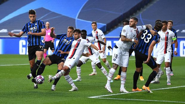 LISBON, PORTUGAL - AUGUST 12: Mario Pasalic of Atalanta battles for possession with Juan Bernat of Paris Saint-Germain during the UEFA Champions League Quarter Final match between Atalanta and Paris Saint-Germain at Estadio do Sport Lisboa e Benfica on August 12, 2020 in Lisbon, Portugal. (Photo by David Ramos/Getty Images)
