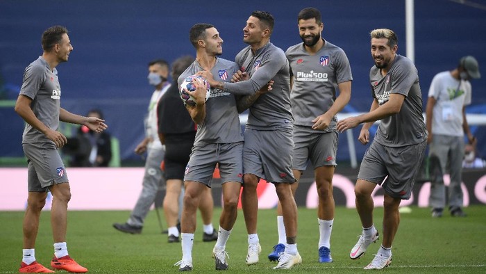 LISBON, PORTUGAL - AUGUST 12: Mario Hermoso of Atletico Madrid trains with Vitolo of Atletico Madrid during a training session ahead of their UEFA Champions League quarter-finals match against RB Leipzig at Estadio Jose Alvalade on August 12, 2020 in Lisbon, Portugal. (Photo by Lluis Gene/Pool via Getty Images)