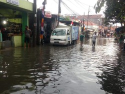 Hujan Deras Guyur Jakarta, Jalanan di Bukit Duri Sempat Banjir