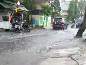 Hujan Deras, Sejumlah Ruas Jalan di Lembang Disergap Banjir