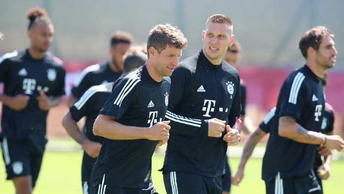 MUNICH, GERMANY - AUGUST 07: Niklas Suele (R) and Thomas Mueller of FC Bayern Muenchen run during a training session ahead of their UEFA Champions League round of 16 second leg match against Chelsea FC at Saebener Strasse training ground on August 07, 2020 in Munich, Germany. (Photo by FC Bayern - Handout/Getty Images)