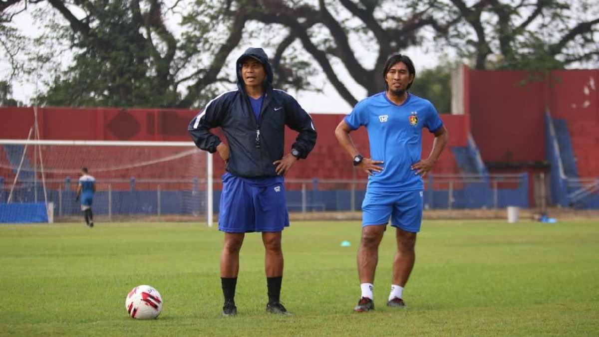 Budi Sudarsono (kanan) ditunjuk sebagai pelatih Persik Kediri. Foto: ist.