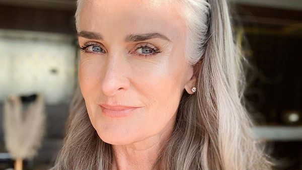 Dulu Hidup Susah, Wanita Ini Sukses Jadi Model Karena Rambutnya Beruban