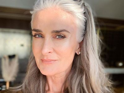 Dulu Hidup Susah, Wanita Ini Sukses Jadi Model Karena Rambutnya Beruban