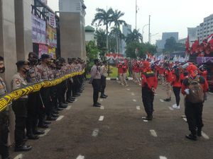 Demo di Depan DPR, Massa Buruh Jaga Jarak-Pakai Masker