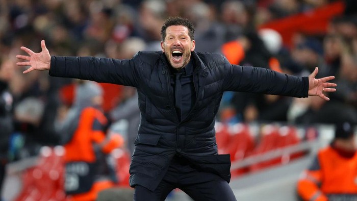 LIVERPOOL, ENGLAND - MARCH 11: Diego Simeone, Manager of Atletico Madrid celebrates after they score their second goal during the UEFA Champions League round of 16 second leg match between Liverpool FC and Atletico Madrid at Anfield on March 11, 2020 in Liverpool, United Kingdom.  (Photo by Julian Finney/Getty Images)