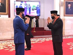 Wakil Ketua DPD RI Mahyudin Terima Tanda Kehormatan dari Jokowi