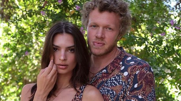 Emily Ratajkowski Jualan Baju Mirip Batik Seharga Rp 1,4 Juta