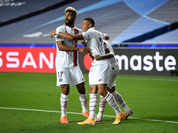 LISBON, PORTUGAL - AUGUST 12: Eric Maxim Choupo-Moting of Paris Saint-Germain celebrates with Kylian Mbappe and Neymar after scoring his teams second goal during the UEFA Champions League Quarter Final match between Atalanta and Paris Saint-Germain at Estadio do Sport Lisboa e Benfica on August 12, 2020 in Lisbon, Portugal. (Photo by David Ramos/Getty Images)