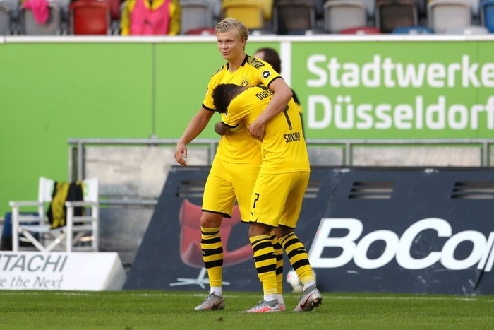 DUESSELDORF, GERMANY - JUNE 13: Erling Haaland of Borussia Dortmund celebrates scoring a goal with team mate Jadon Sancho during the Bundesliga match between Fortuna Duesseldorf and Borussia Dortmund at Merkur Spiel-Arena on June 13, 2020 in Duesseldorf, Germany. (Photo by Lars Baron/Getty Images)