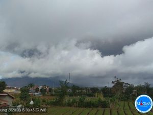 Berselang 2 Jam, Gunung Sinabung Erupsi Lagi