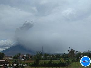 Gunung Sinabung Erupsi Keempat Kali, Kolom Abu Capai 2.000 Meter