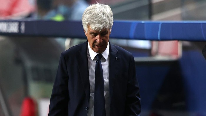 LISBON, PORTUGAL - AUGUST 12: Gian Piero Gasperini, Manager of Atalanta reacts to defeat after the UEFA Champions League Quarter Final match between Atalanta and Paris Saint-Germain at Estadio do Sport Lisboa e Benfica on August 12, 2020 in Lisbon, Portugal. (Photo by Rafael Marchante/Pool via Getty Images)
