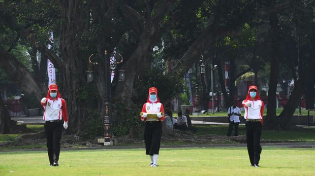 Anggota Pasukan Pengibar Bendera Pusaka (Paskibraka) mengikuti gladi Upacara Peringatan Detik-Detik Proklamasi Kemerdekaan Republik Indonesia di halaman Istana Merdeka, Jakarta, Kamis (13/8/2020). Negara Kesatuan Republik Indonesia akan memasuki usia yang ke-75 pada tanggal 17 Agustus mendatang. ANTARA FOTO/Hafidz Mubarak A/wsj.