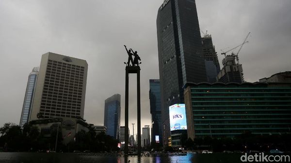 Hujan dan Awan Gelap Selimuti Ibu Kota di Puncak Musim Kemarau